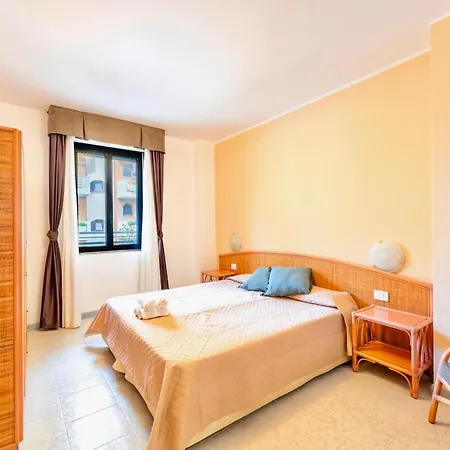 In Just 150 Mt From The Apartahotel Alguer